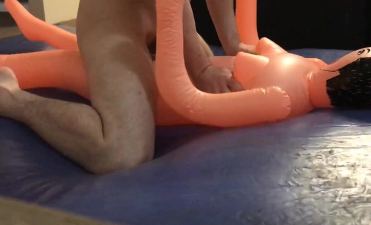 Aussie bi boy: Une poupée gonflable féminine pas chère se fait défoncer sur...