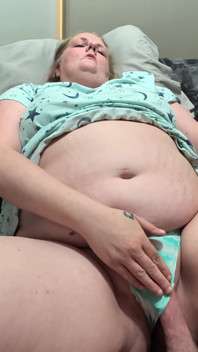 Stříkání do macechy v kalhotkách a kundičce