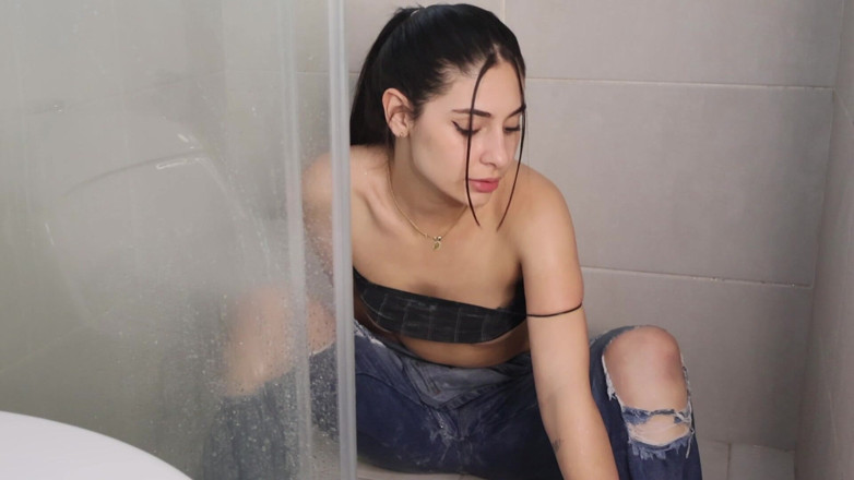 alejakink: Wetting Myjeans in the Shower