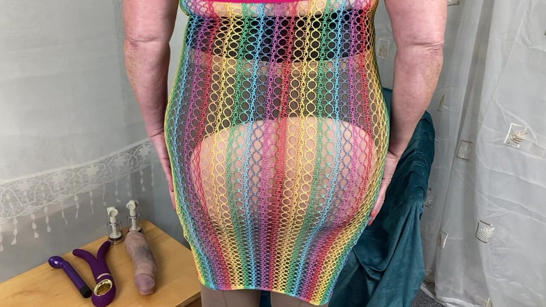 Mr MF: Mrs Mature Feet mostra sua cinta de virilha aberta