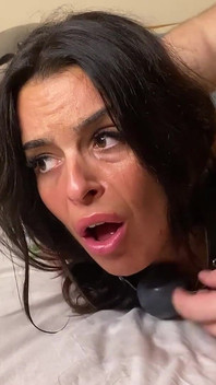 Латина зв'язана дуже тугою і тече слиною з величезним кляпом