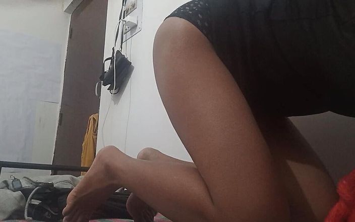 Desi Girl Fun: Sexy Indian Woman Masterbate Solo