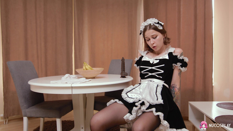 Nu Cosplay: 마스터의 집에서 딜도를 찾는 발정난 하녀