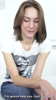 Wench ha fatto sesso non protetto sul divano