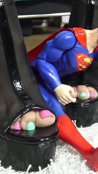 Superman Crush! Crudele Reell schiaccia Superman simbolo per tutti gli uomini!