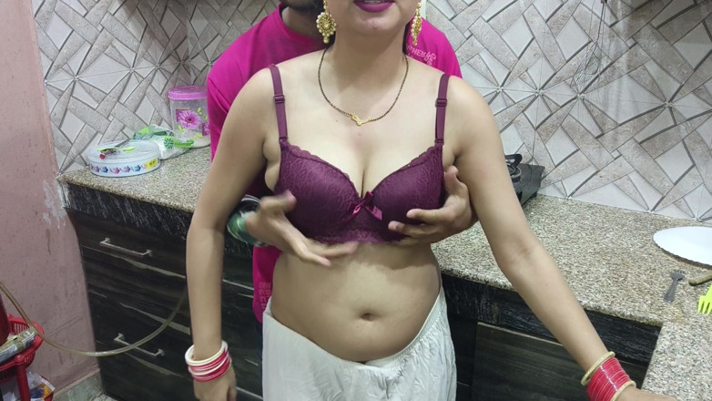 Hornycouple149: Indische Desi bhabhi wird von ihrem Devar in der Küche...