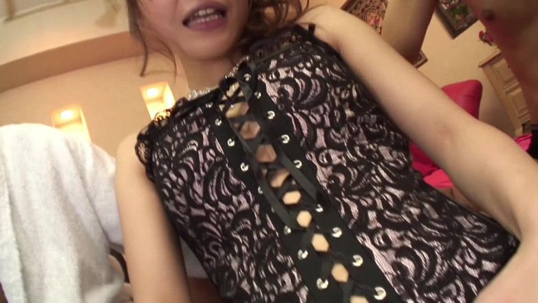 Pure Japanese adult video ( JAV): Японська красуня отримує кремпай в її пизду від старшого і молодого хлопця в готельному номері