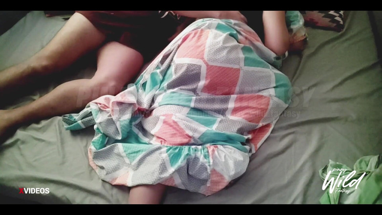 PinayWildHotCouple: Pinay stiefschwester wird auf dem bett der eltern gefickt - pinay...