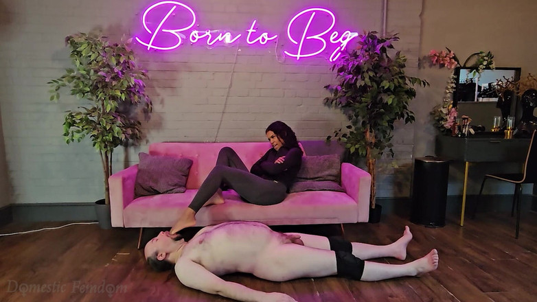 Domestic femdom: Mes Pieds Sont En Sueur Après Un Travail Dur