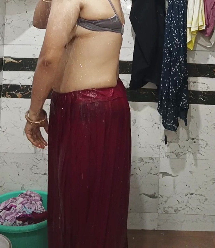 Priyahot77: Priya bhabi büyük götlü banyo gösterisi