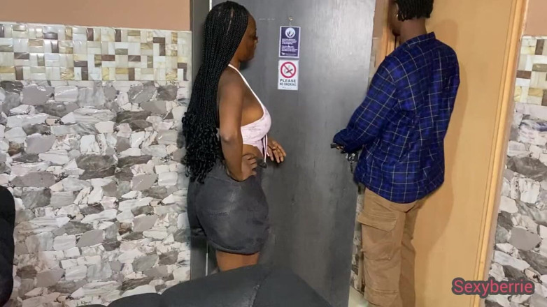 Sexyberrie1: 대물 자지 바람피는 여친이 남친 룸피를 따먹어