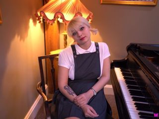 Wank it Now: Baby Dolliiy - Pianistas pênis