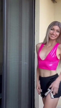 Loira Barbie madura magrinha milf varanda provocação dança