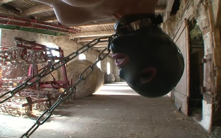 BDSM Deutschland: Acorrentada em Mãos e Pés para ser chicoteada e castrada