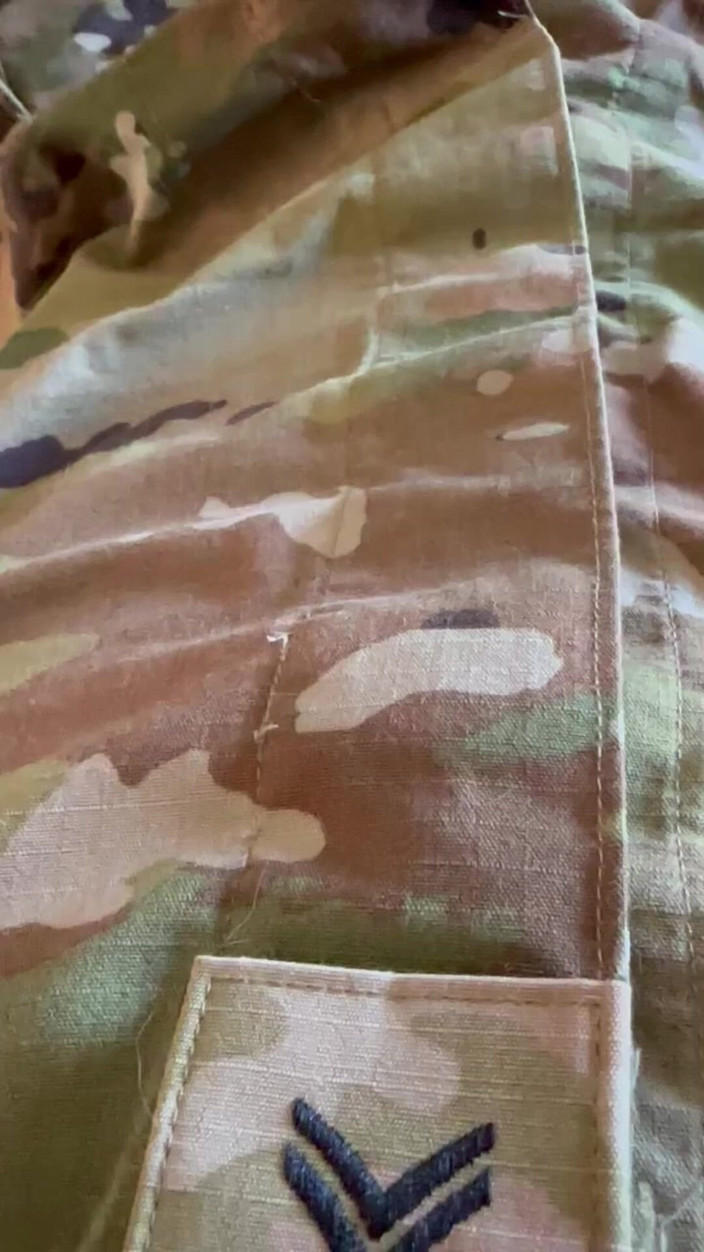 Gay Soldier Stuff: Армейский солдат в униформе дрочит его пульсирующий жесткий член и стреляет на его униформу и нижнее белье!