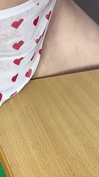 The Friction of a Petite Teen Solo, Experienced an Orgasm From Friction and Flowed Onto the Table