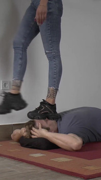 Bajo Los Zapatos De Plataforma De La Hermosa Cleo