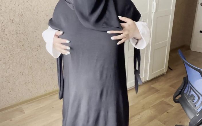 Lux Eva: Muslimská žena masturbuje v hidžábu