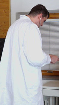 Twee perverse dokters onderzoeken opgewonden kut van jonge blonde Cayla Lyons