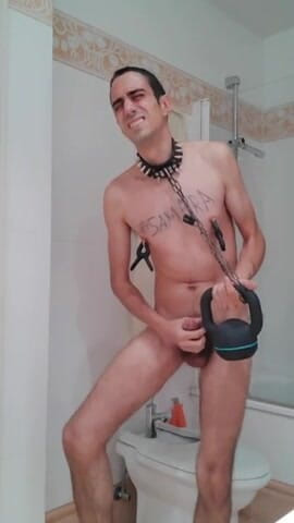 Slave Sparrow: Sub tonto sosteniendo la campana tonta