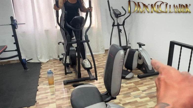 DaniClark: Technik šuká sportovce v tělocvičně