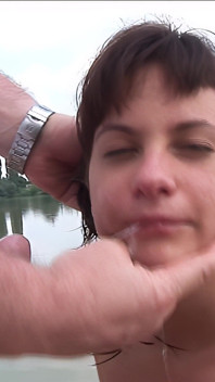 Bettina am Fluss