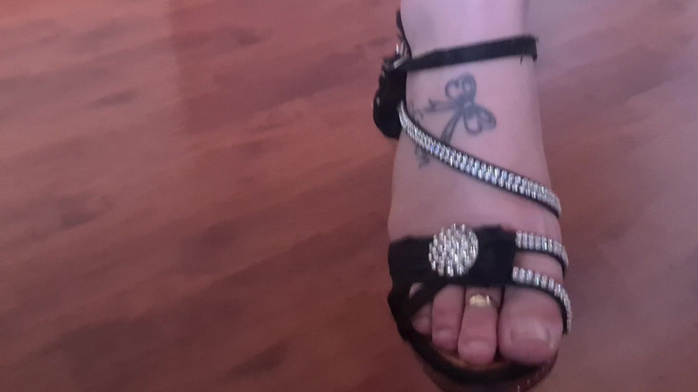 domslutfucker: POV, une bombasse pâle montre à quel point elle peut être dominante,...