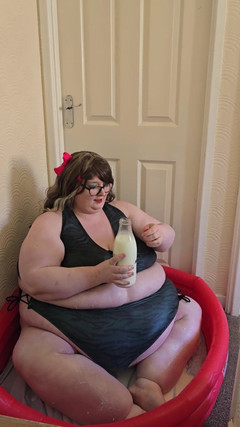SSBBWLadyBrads: Mléko v bazénu v bikinách dostala mléčnou tátu