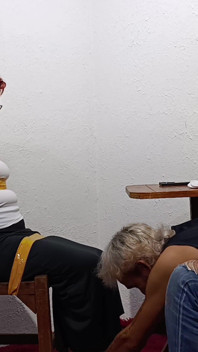 플라스틱 테이프로 묶이고, 얼굴에 뒤꿈치로 입을 막은 채 장난감으로 자위당하고 있다
