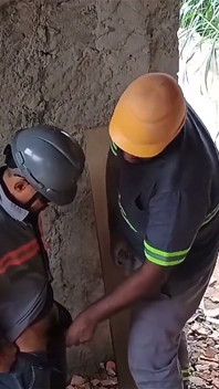 Elektricien neukt zijn assistent tijdens het werk