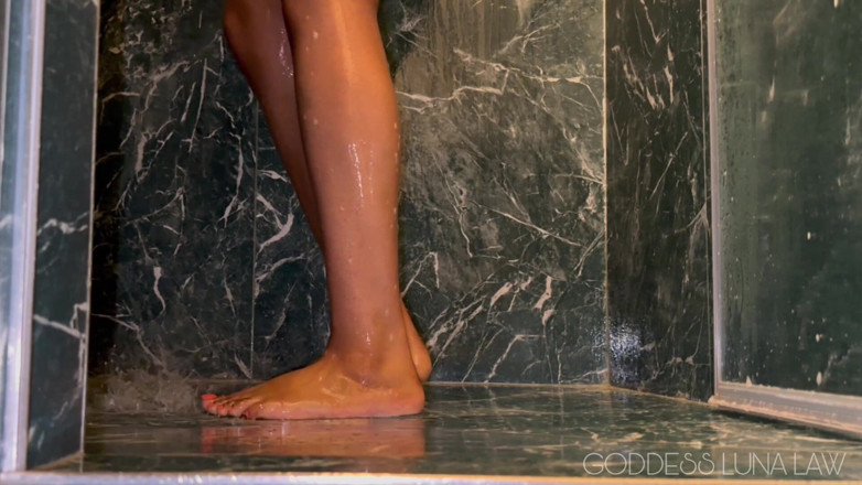 Goddess Luna Law: Schau meine füße zu, während ich dusche