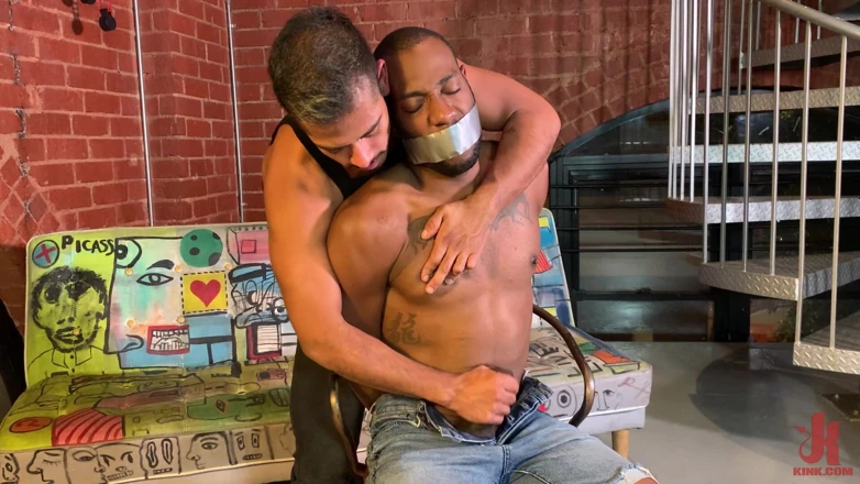 Kinky Bites Gay: 一些奇怪的克鲁辛：奥古斯特亚历山大和桑蒂诺克鲁兹生