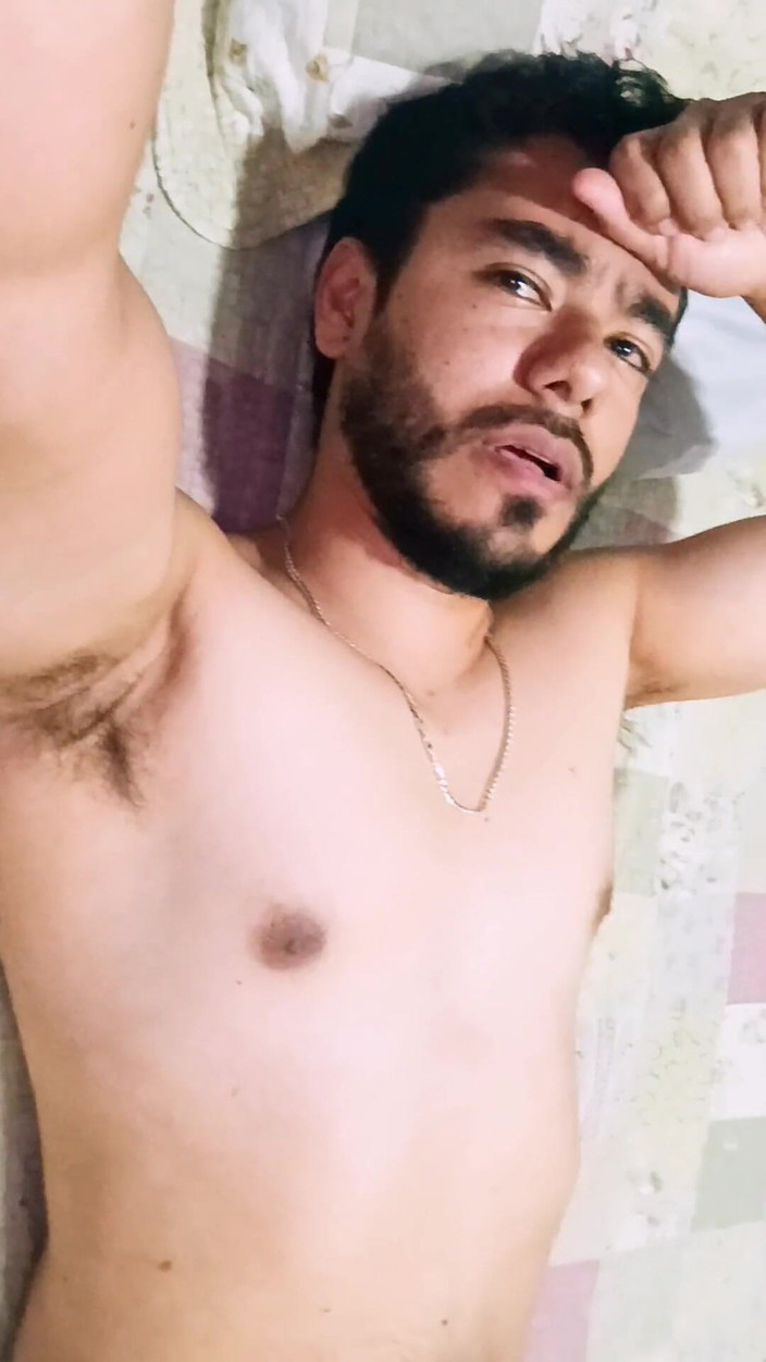 Tommhot: सेक्सी लैटिन लड़का पेशाब कर रहा है और अपने कमरे में हस्तमैथुन कर रहा है