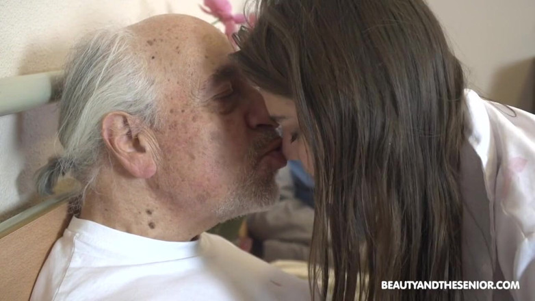 Granddadz: Nana Garnet excitée travaille très fort dans la maison de...