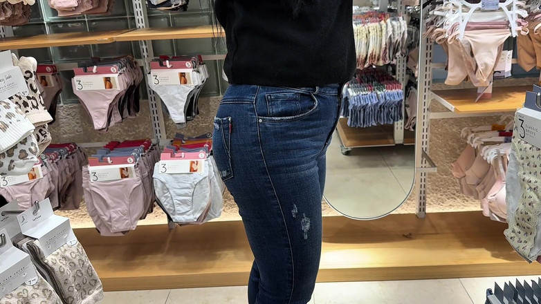Sweetfantasy131: Zu sehen, wie meine stiefschwester in einer umkleidekabine kleidung anprobieren,...