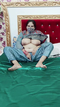 Tante muslim pakistan toket besar lagi asik ngentot toket dan orgasme pakai dildo