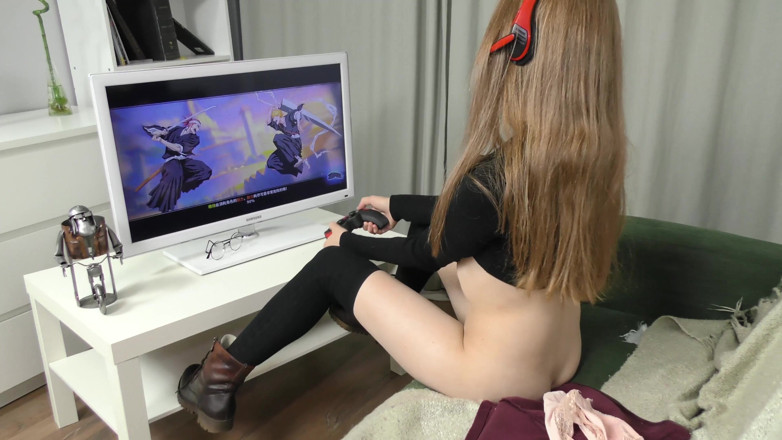 Peaches and Bananas: Ragazza gamer nuda