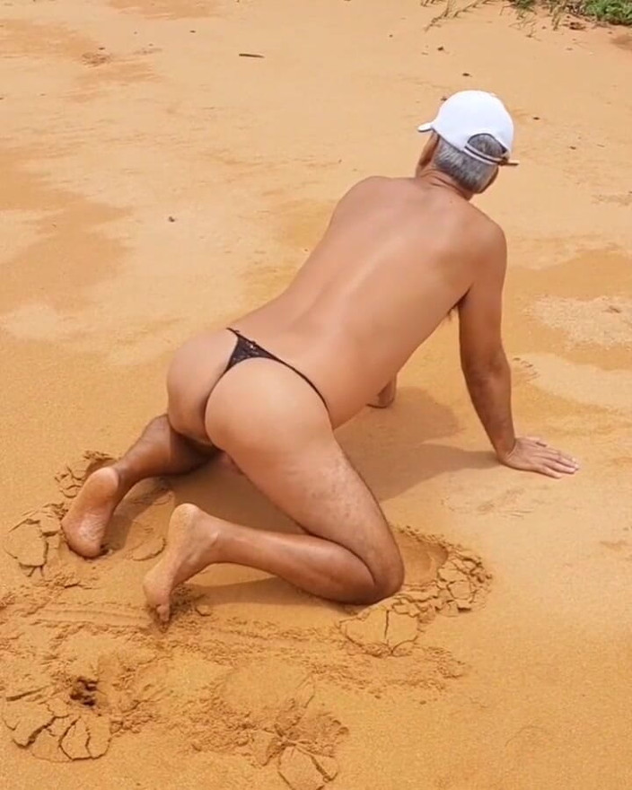 Ladysilvas: Ladysilva crossdresser di pantai dengan celana dalam seksi banget