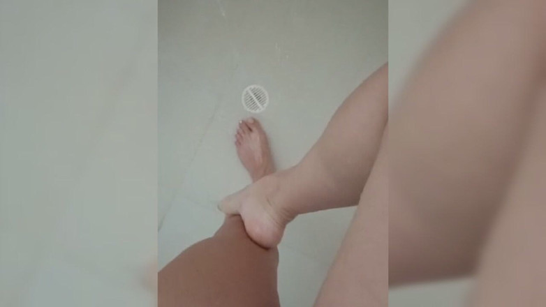 Lulu sweet: Piedi sexy sotto la doccia