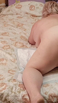 Sogra com uma bunda grande goza de masturbar uma buceta peluda com uma máquina de sexo
