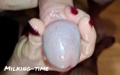 Une femme pousse une grosse tête de champignon juteuse en POV