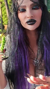 Bruja Gótica Vaga Por El Cementerio, Realiza Rituales De Magia Negra, Y Te Hace Adorar a Ella Y a Satanás.