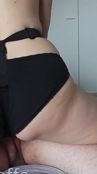 Une belle-fille asiatique baise son gros beau-père avec un ceinture