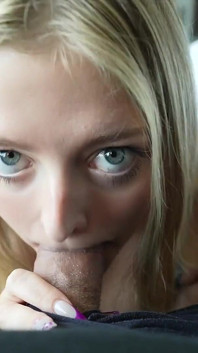 Une blonde profite de la matinée