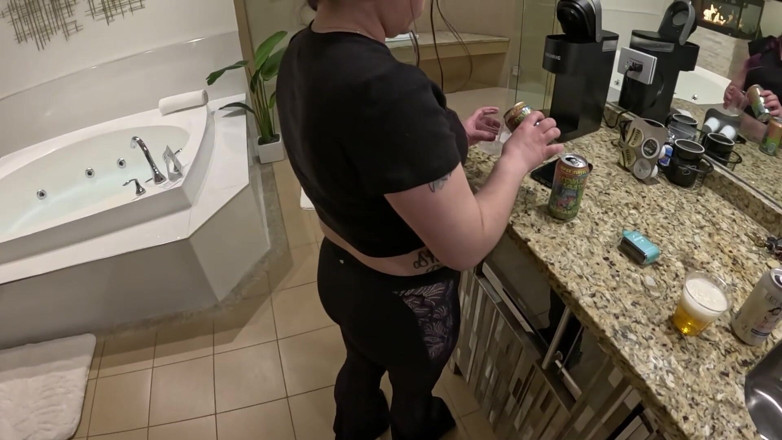 Joe Daddy: 애널 창녀로 큰 엉덩이 새엄마를 돌림빵하는 휴가