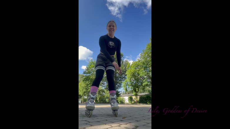 Lily, Goddess of Desire: Gadis rollerblading menunjukkan payudara kepada orang yang lalu lalang