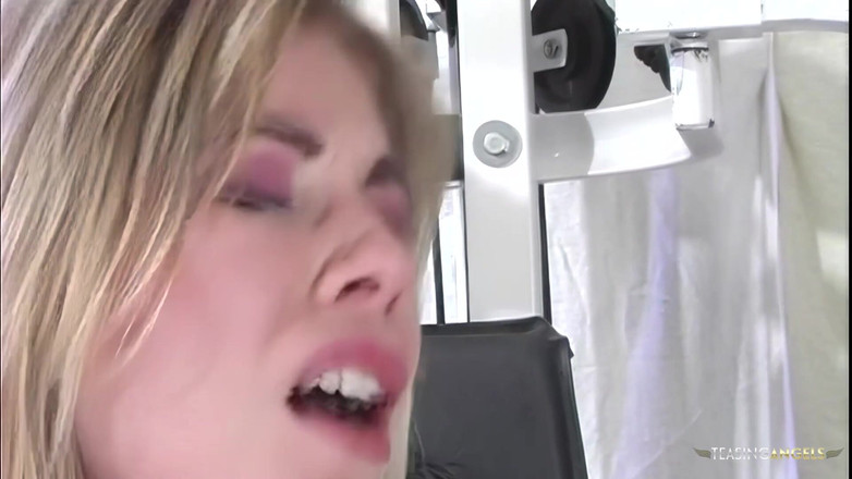 Teasing Angels: 큰 자지로 하드코어 애널을 하는 동안 신음하는 금발