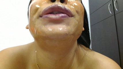 anabel693: Tükürük ile zemini yalıyor