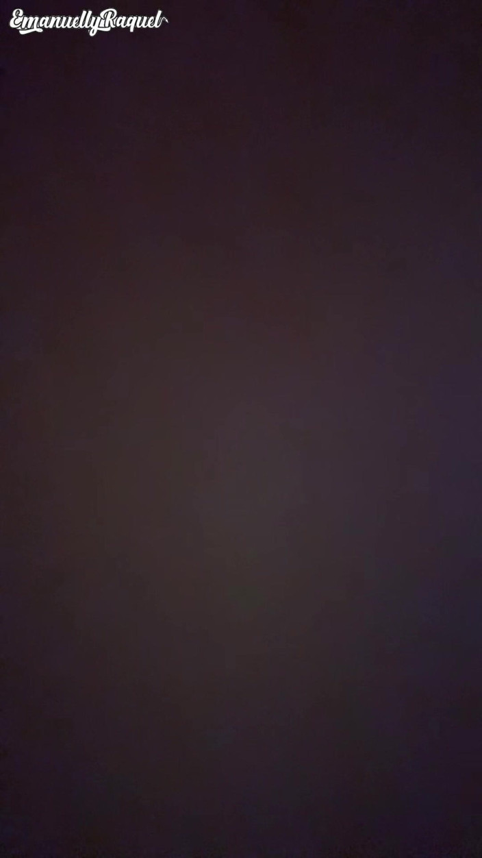 Emanuelly Raquel: Plyaing na toaletě v tělocvičně