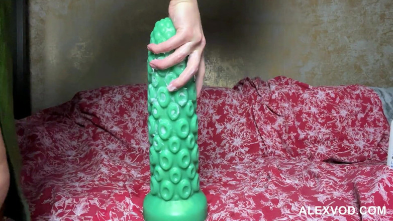 Hotkinkyjo - ALEXVOD (pay per video): Hotkinkyjo w seksownej zielonej sukience wziąć w dupę ogromny dildo...